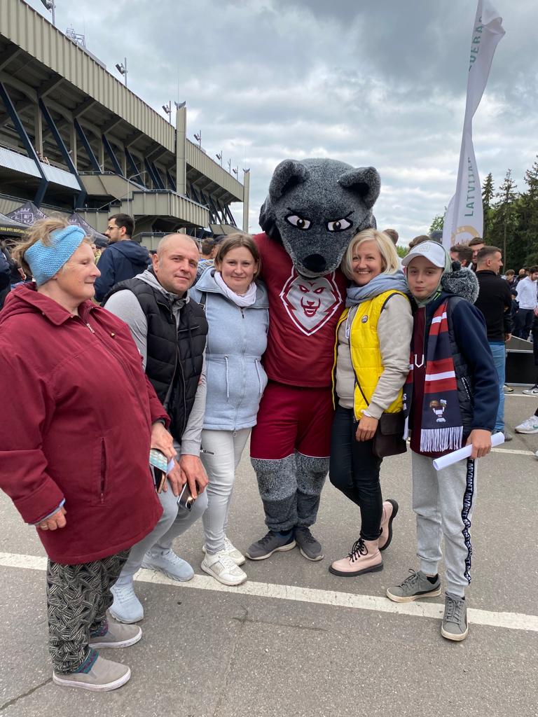 daniela-sapnis-apmekle-futbola-speli-sani-piepildas-engela-sirds-biedriba-1